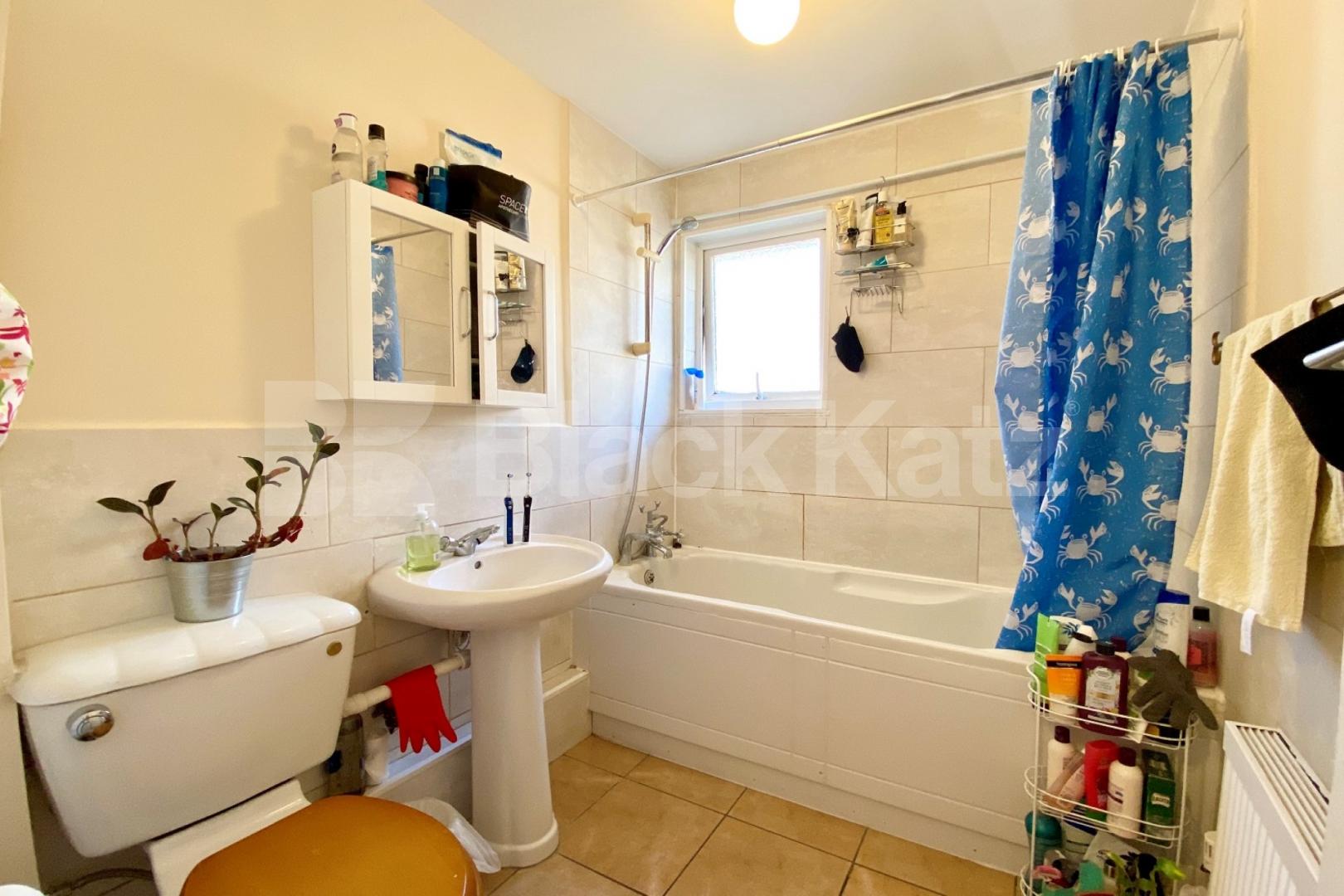 1100 Sq.Ft. of living & entertaining space with hot water & heating included Canterbury Place, Elephant and Castle